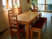 Holztisch mit Bank und Holzstühlen