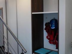 Garderobe in weiß mit Sitzbank