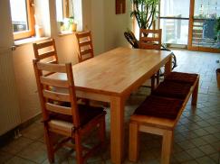 Holztisch mit Bank und Holzstühlen