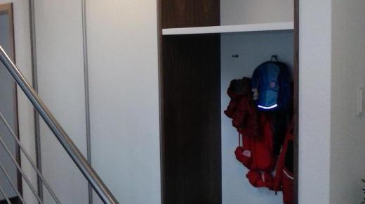 Garderobe in weiß mit Sitzbank