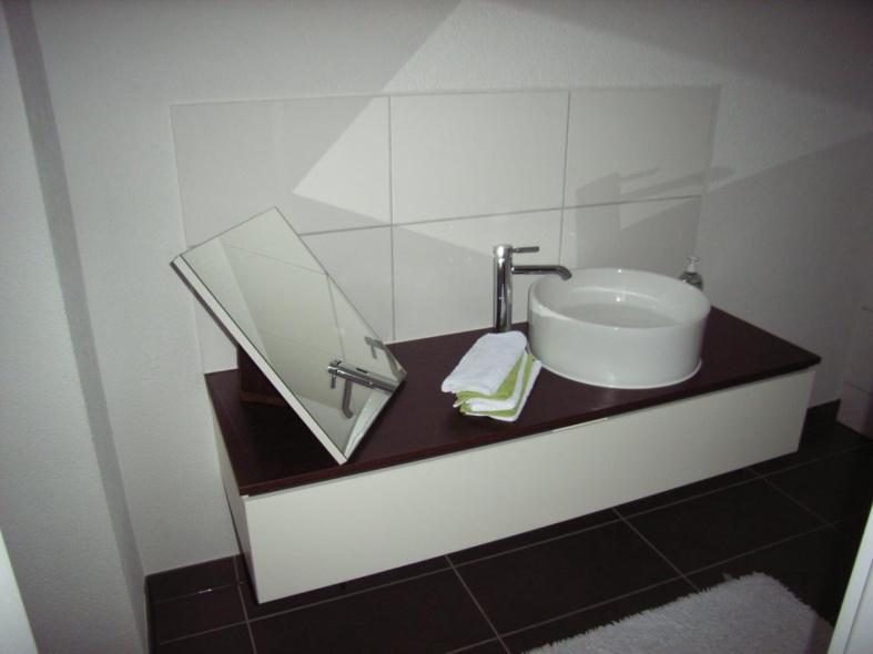 Waschtisch in weiß mit dunkler Arbeitsplatte mit rundem Waschbecken